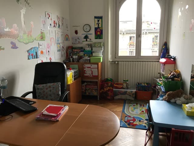 Studio logopedico accogliente con giochi e materiali per bambini